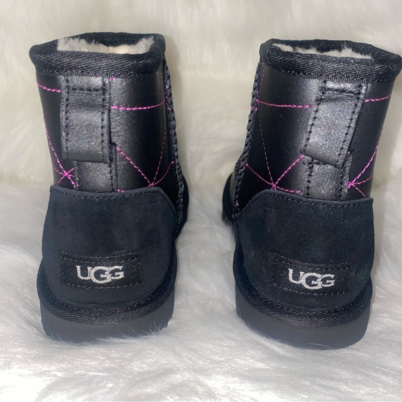 UGG Classic boots kids size 3 New In Box - Picture 4 of 14